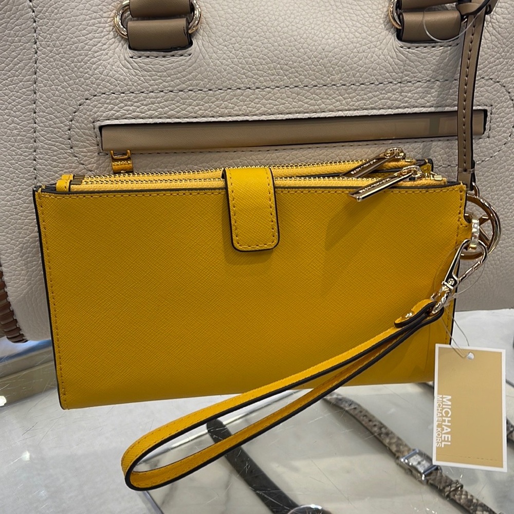 Michael Kors Jet Set Travel Large Double Zip Leather Wristlet phone holder
NWT - Picture 4 of 16